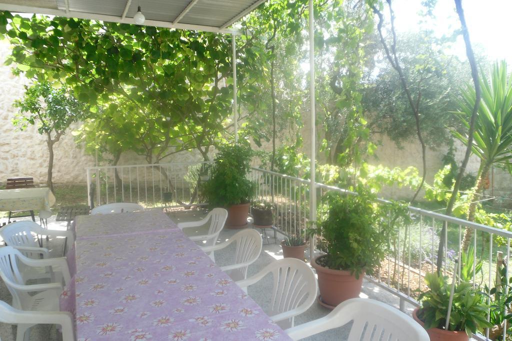 Hostel Guesthouse Mira 오미스 외부 사진